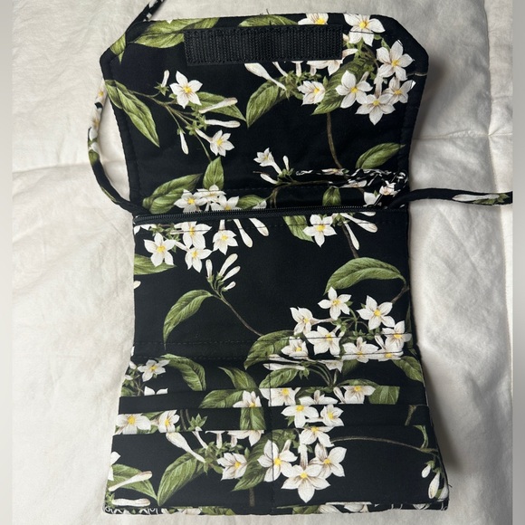 Vera Bradley Crossbody Jasmine Black White 🖤🌿🤍 - Picture 2 of 6